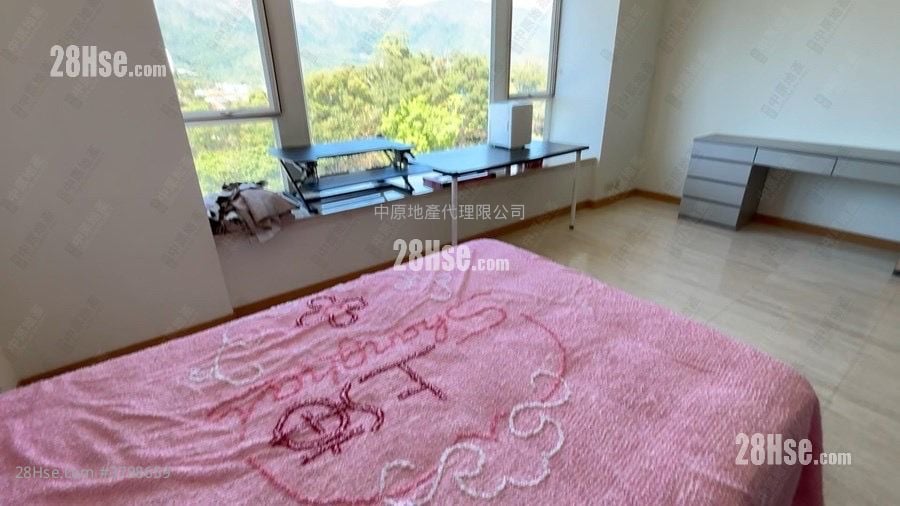 The Beverly Hills Sell 5+ Bedrooms 1,606 ft²