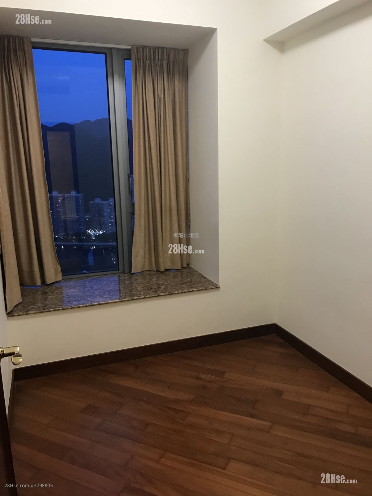 御龙山 租盘 4 房 , 3 浴室 1,254 平方尺