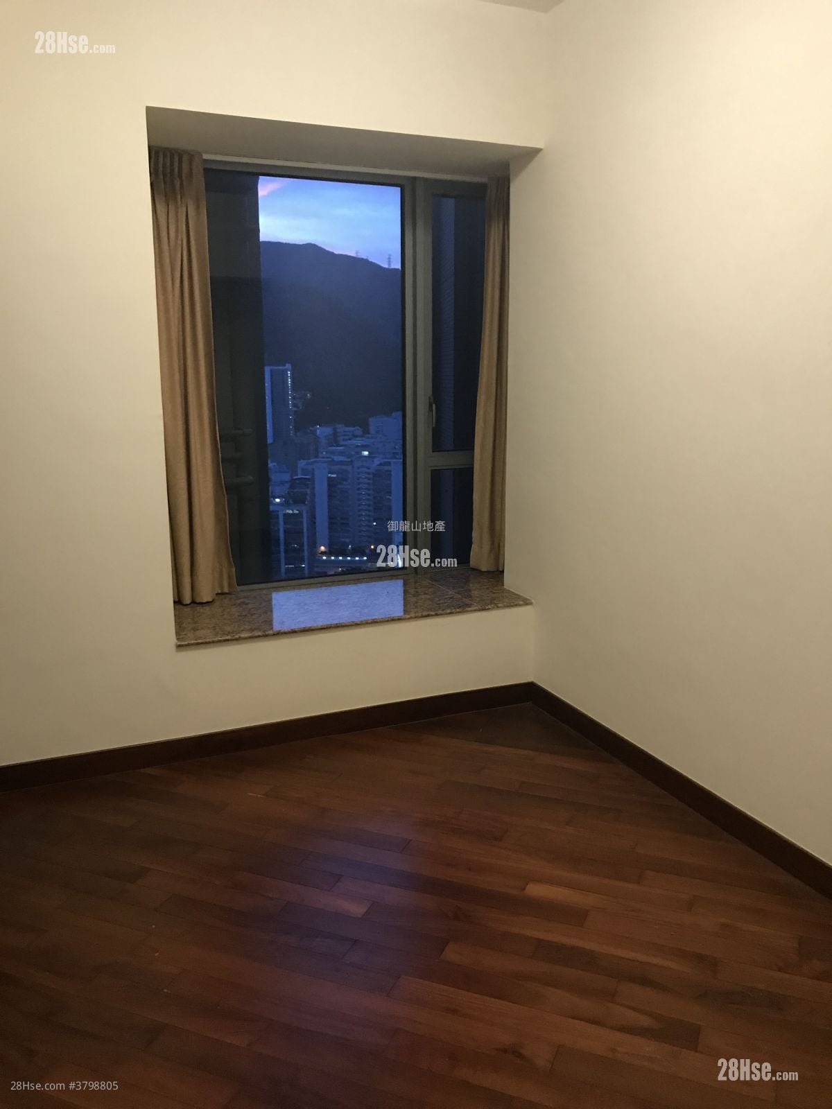 御龙山 租盘 4 房 , 3 浴室 1,254 平方尺