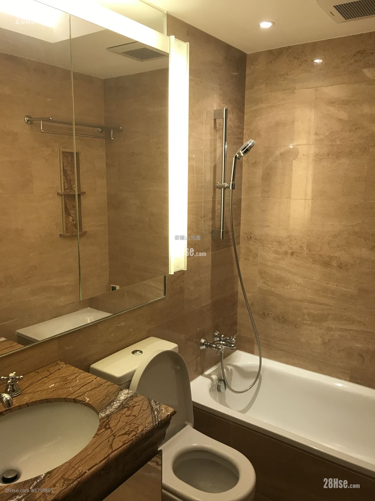 御龙山 租盘 4 房 , 3 浴室 1,254 平方尺