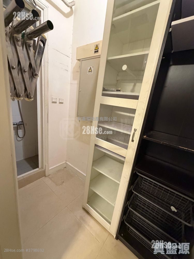 Casa 880 售盘 4 房 , 2 浴室 1,008 平方尺