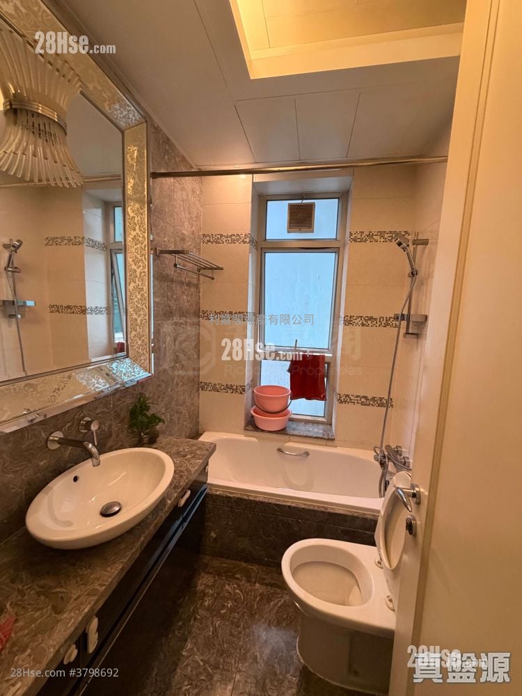 Casa 880 售盘 4 房 , 2 浴室 1,008 平方尺