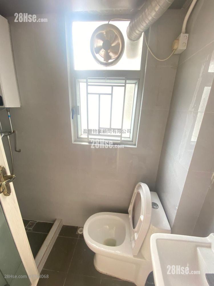 Wah To Building Sell 4 Bedrooms , 4 Bathrooms 565 ft²