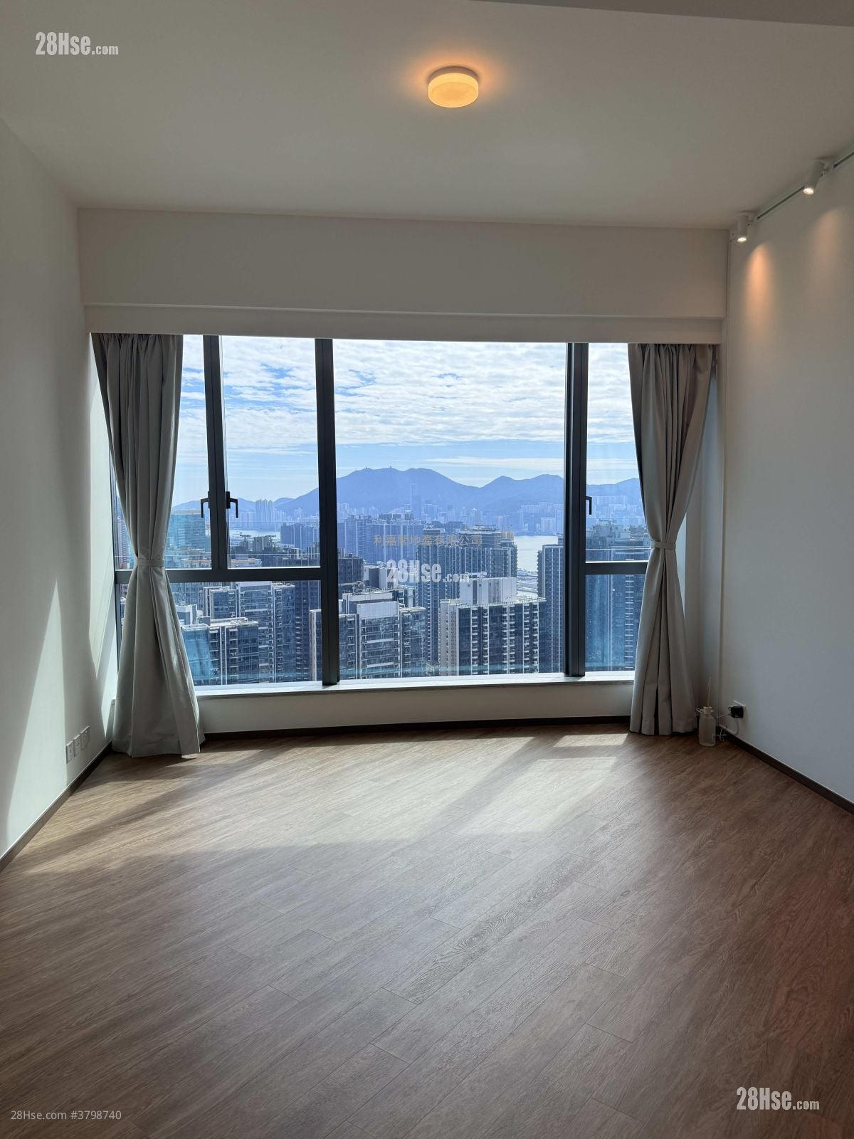 天玺天 租盘 4 房 , 3 浴室 1,993 平方尺