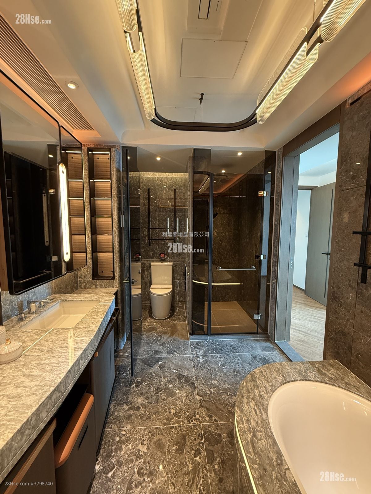 天玺天 租盘 4 房 , 3 浴室 1,993 平方尺