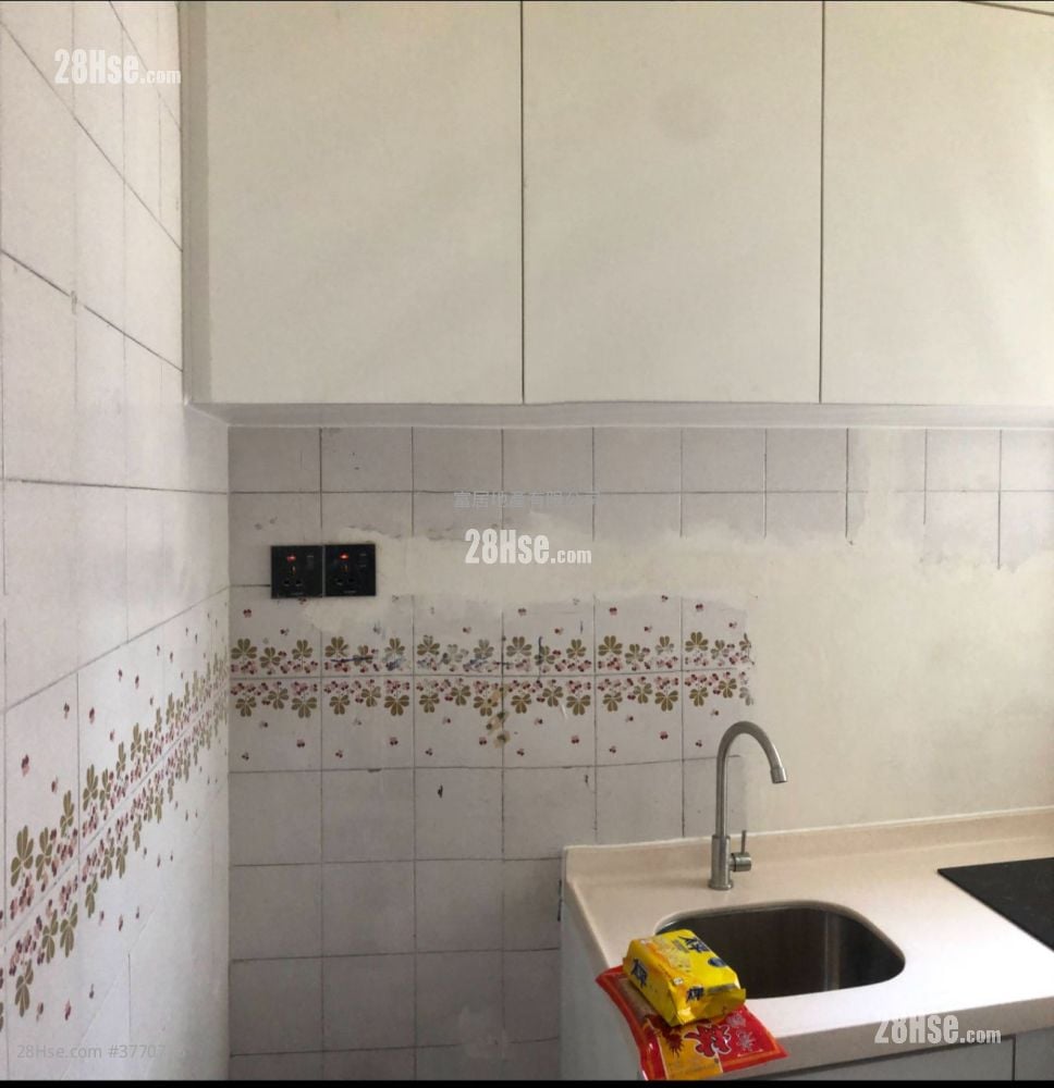 Kin On Building Sell 2 Bedrooms , 1 Bathroom