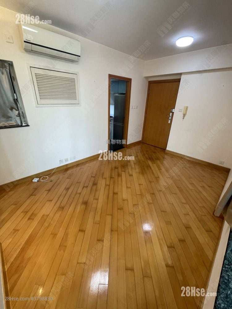 living room: Yoho Town Sell 2 Bedrooms , 1 Bathroom 393 ft²