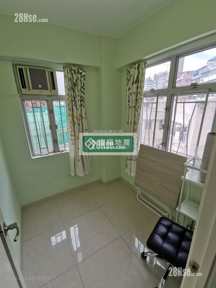 Wah Po Mansion Sell 2 Bedrooms , 1 Bathroom 296 ft²