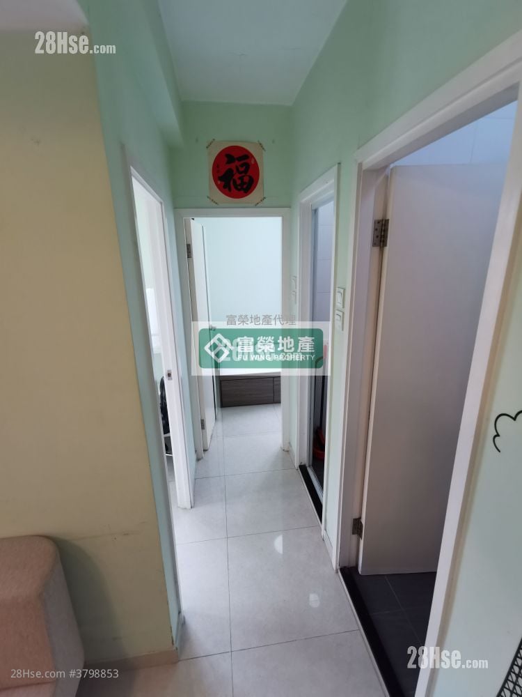 Wah Po Mansion Sell 2 Bedrooms , 1 Bathroom 296 ft²