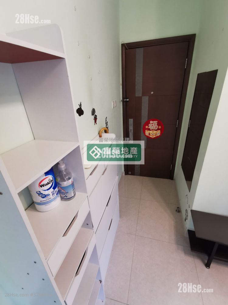 Wah Po Mansion Sell 2 Bedrooms , 1 Bathroom 296 ft²
