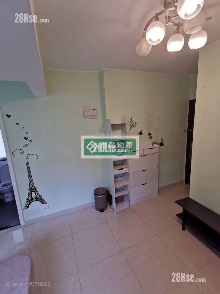 Wah Po Mansion Sell 2 Bedrooms , 1 Bathroom 296 ft²