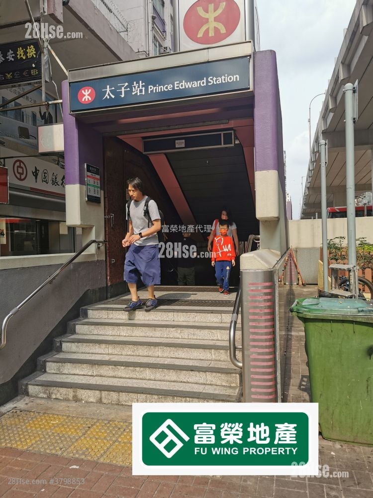 Wah Po Mansion Sell 2 Bedrooms , 1 Bathroom 296 ft²