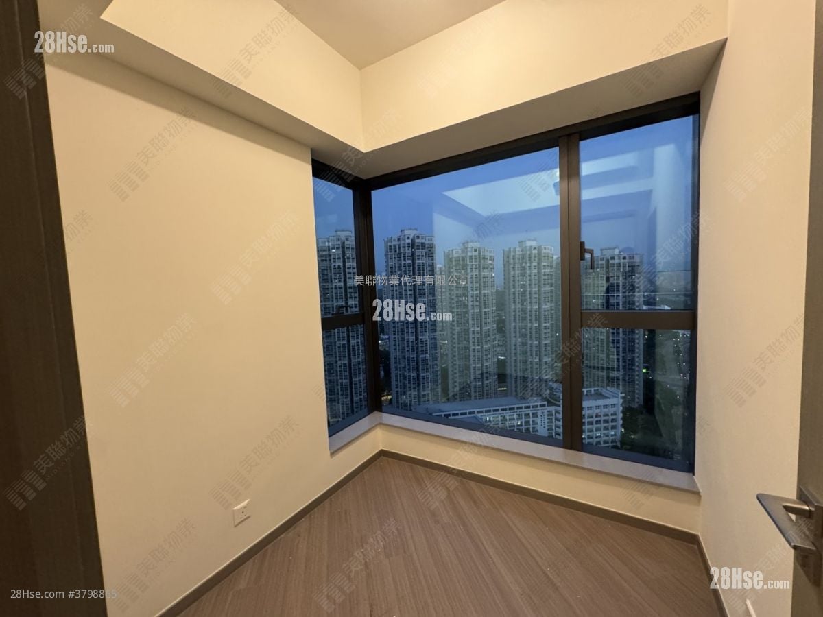 Yoho West Sell 3 Bedrooms , 3 Bathrooms 651 ft²