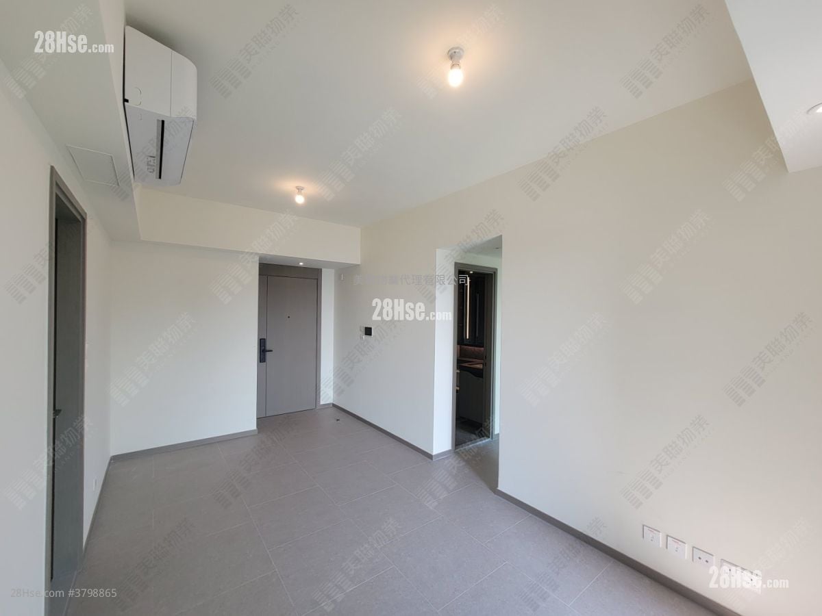 Yoho West Sell 3 Bedrooms , 3 Bathrooms 651 ft²