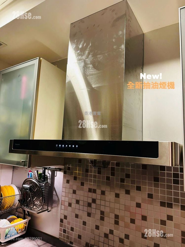 kitchen: One Silversea Sell 3 Bedrooms , 2 Bathrooms 665 ft²