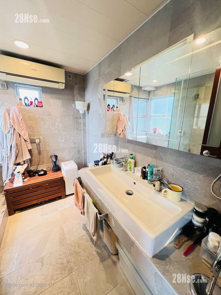 Palm Beach Sell 3 Bedrooms , 2 Bathrooms 1,556 ft²