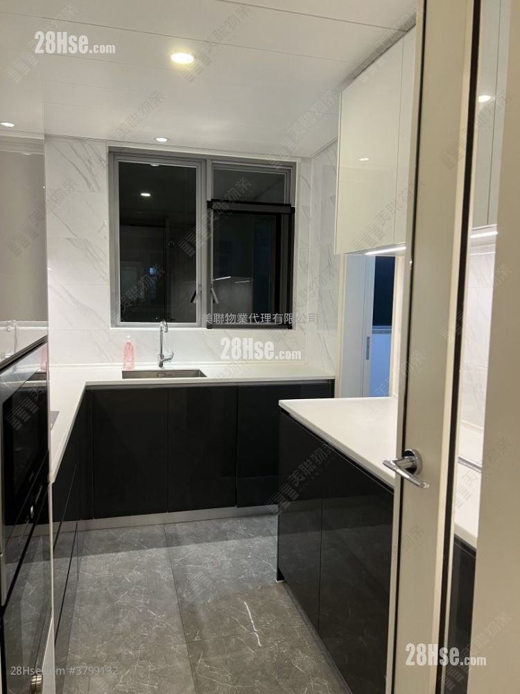 Capri Rental 3 Bedrooms , 3 Bathrooms 829 ft²