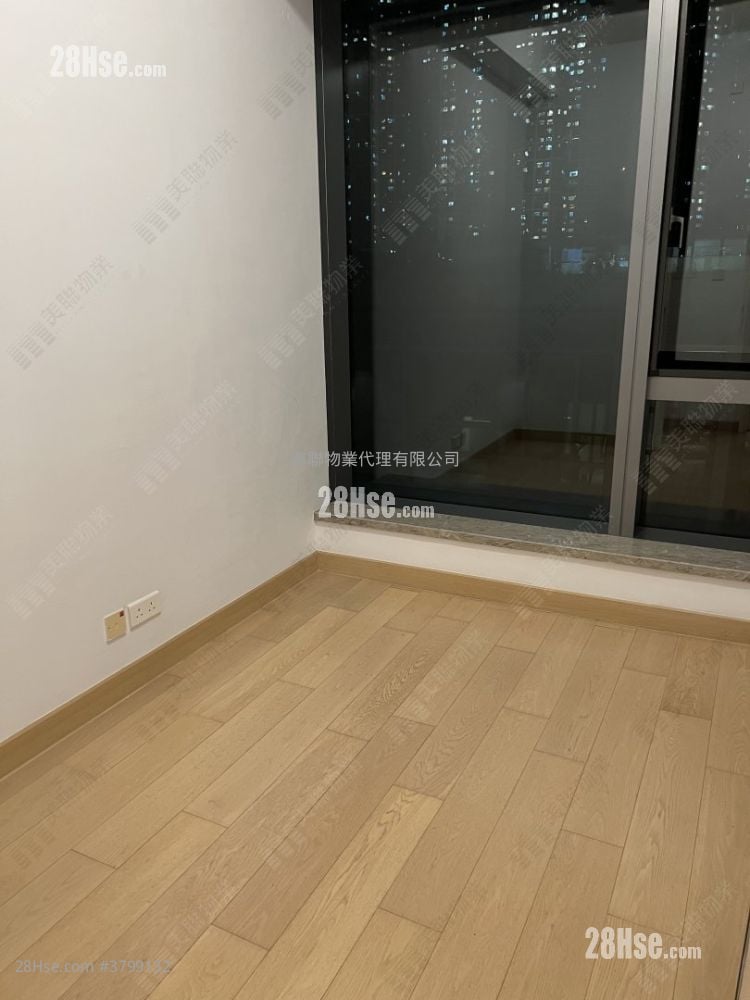 Capri Rental 3 Bedrooms , 3 Bathrooms 829 ft²