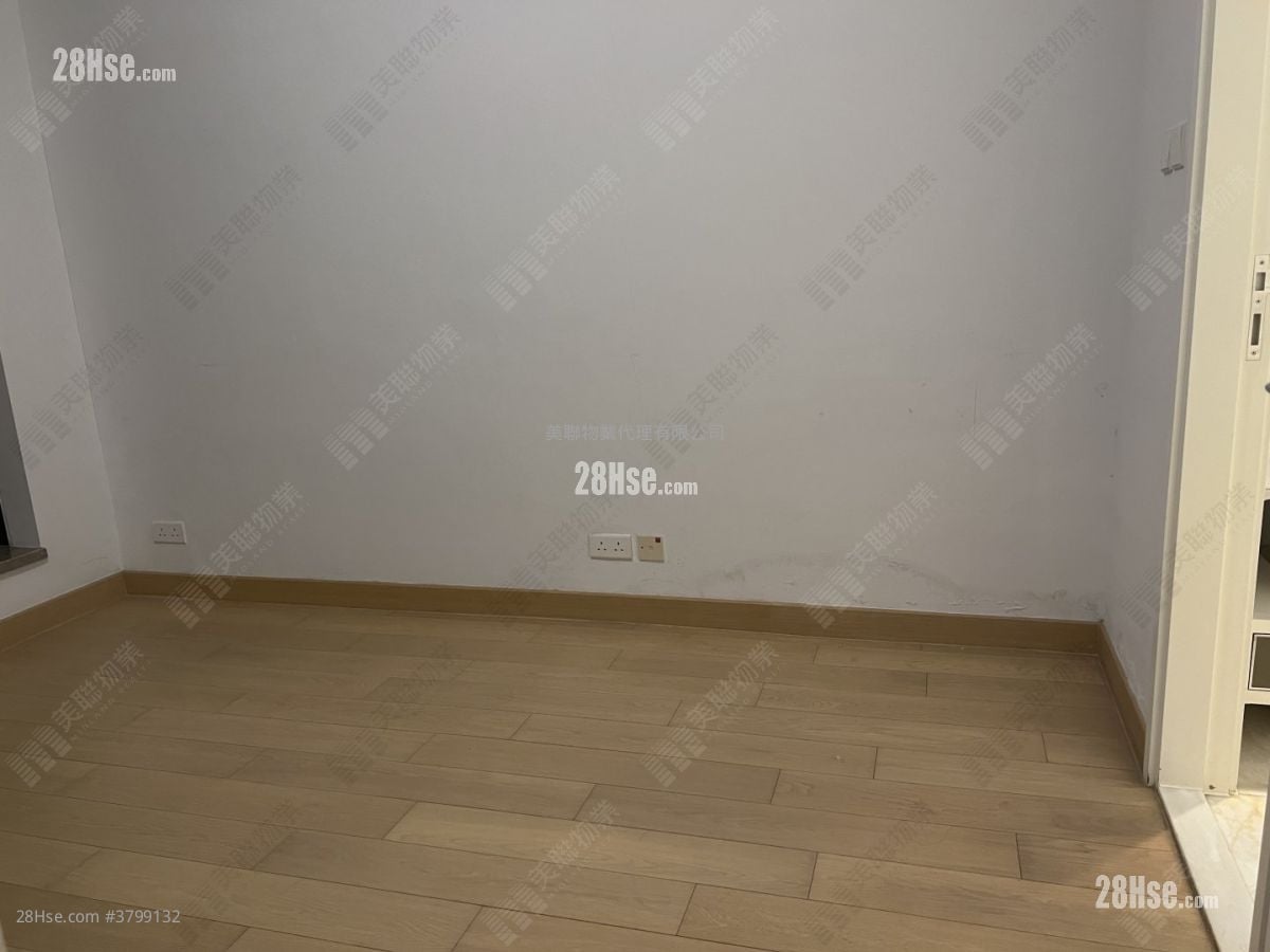 Capri Rental 3 Bedrooms , 3 Bathrooms 829 ft²