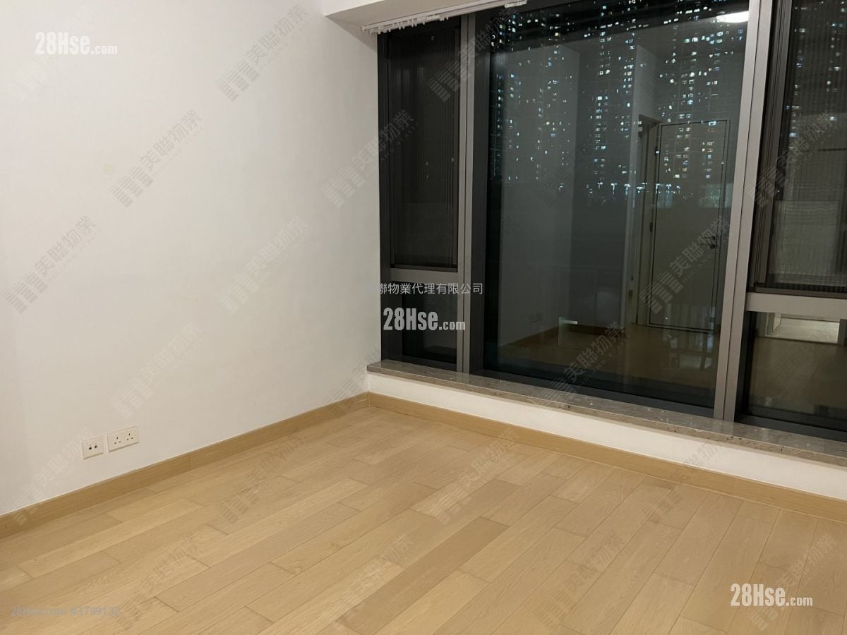 Capri Rental 3 Bedrooms , 3 Bathrooms 829 ft²