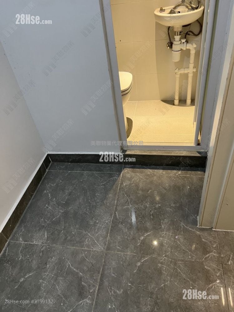 Capri Rental 3 Bedrooms , 3 Bathrooms 829 ft²