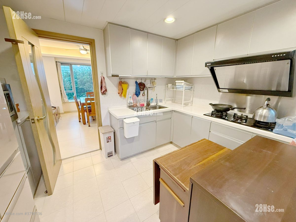 Peridot Court Sell 4 Bedrooms , 2 Bathrooms 1,155 ft²