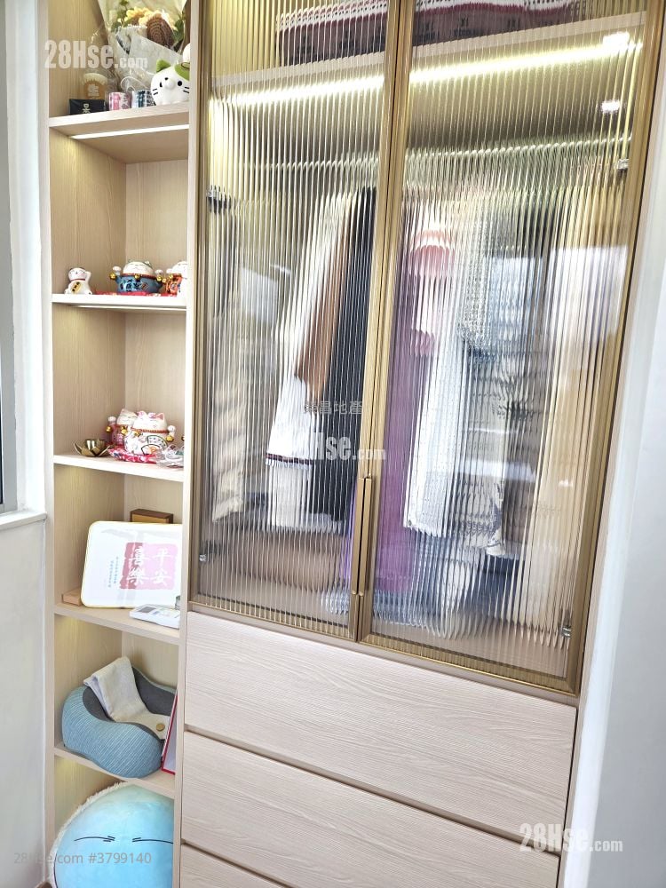 Man Bo Building Sell 1 Bedroom , 1 Bathroom 254 ft²