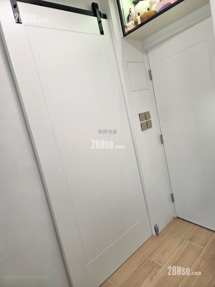Man Bo Building Sell 1 Bedroom , 1 Bathroom 254 ft²