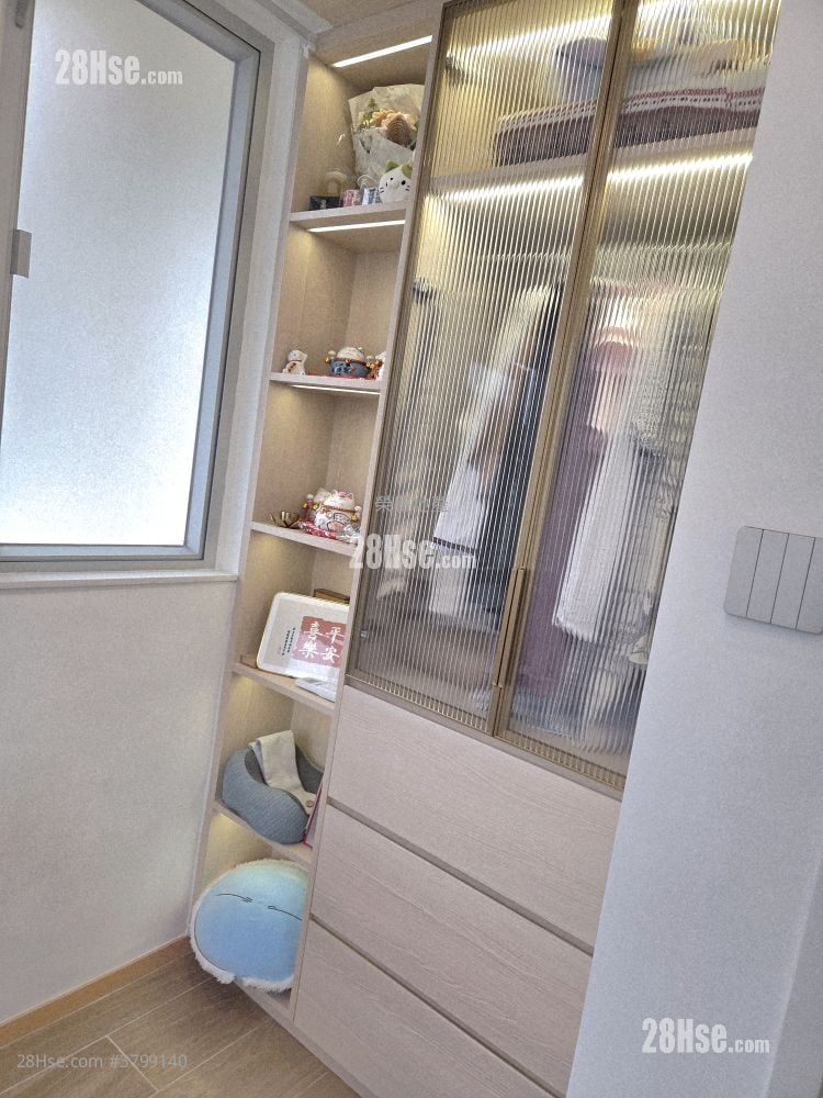 Man Bo Building Sell 1 Bedroom , 1 Bathroom 254 ft²