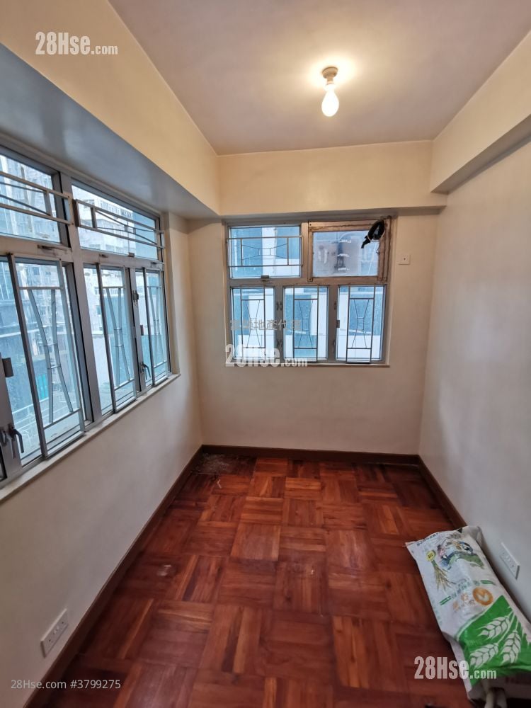 Tak Bo Building Sell 2 Bedrooms , 1 Bathroom 389 ft²
