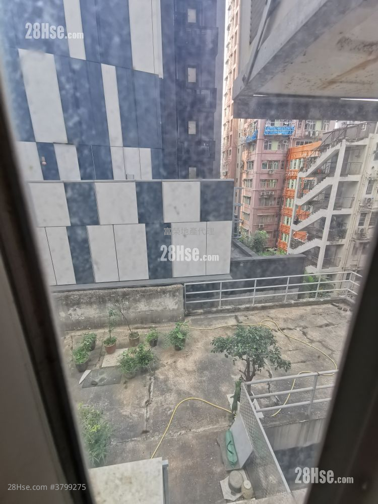 Tak Bo Building Sell 2 Bedrooms , 1 Bathroom 389 ft²