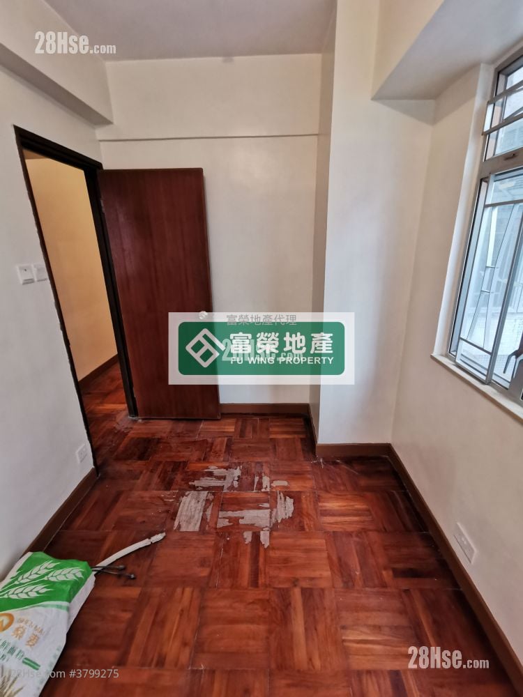 Tak Bo Building Sell 2 Bedrooms , 1 Bathroom 389 ft²