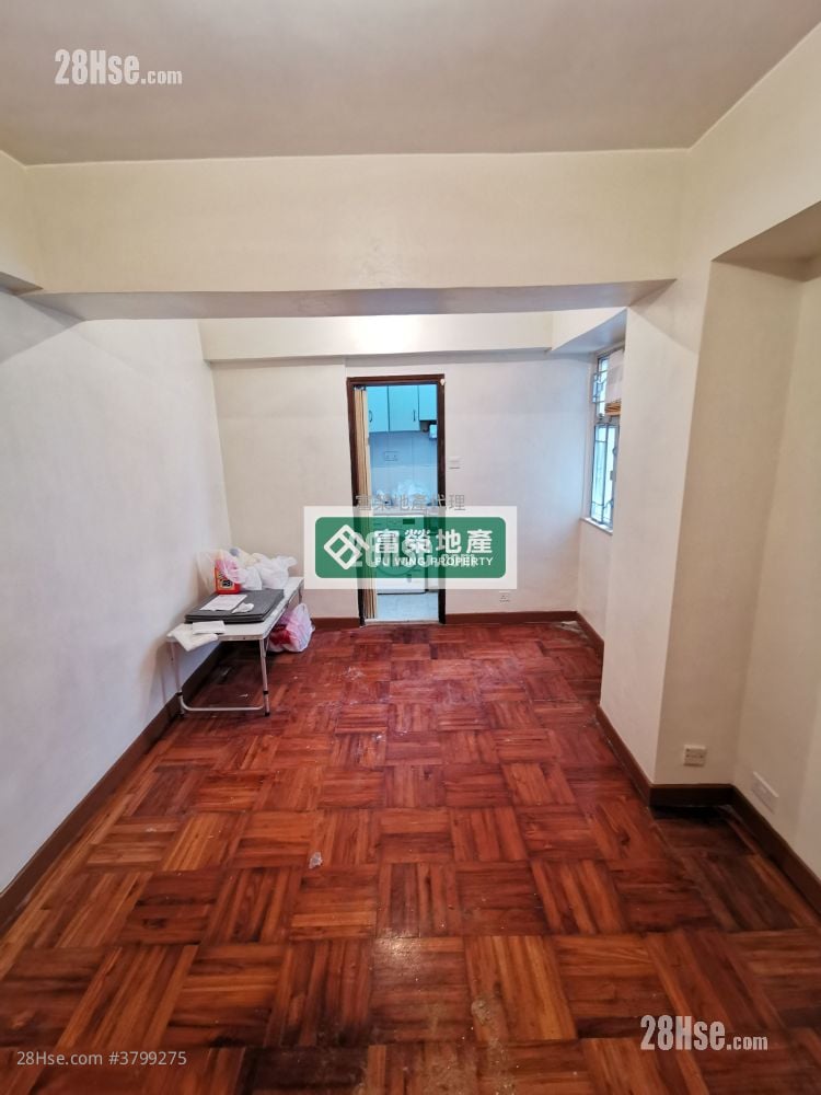 Tak Bo Building Sell 2 Bedrooms , 1 Bathroom 389 ft²
