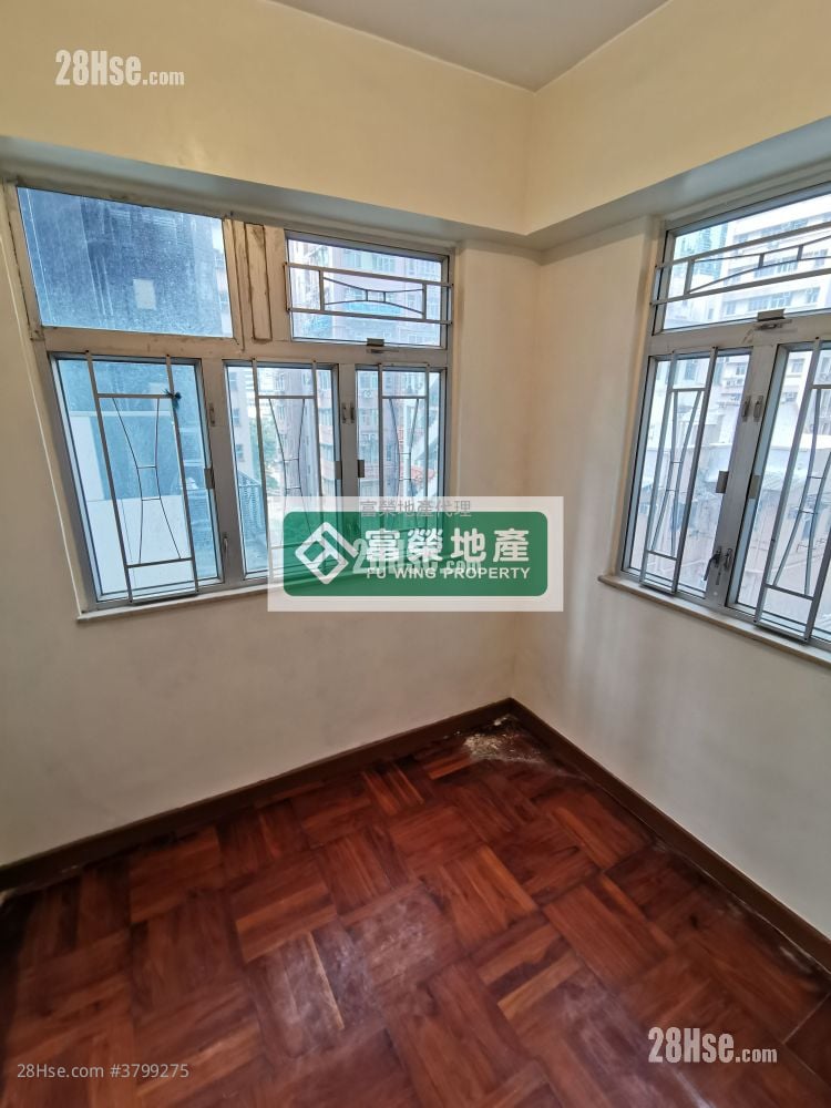 Tak Bo Building Sell 2 Bedrooms , 1 Bathroom 389 ft²