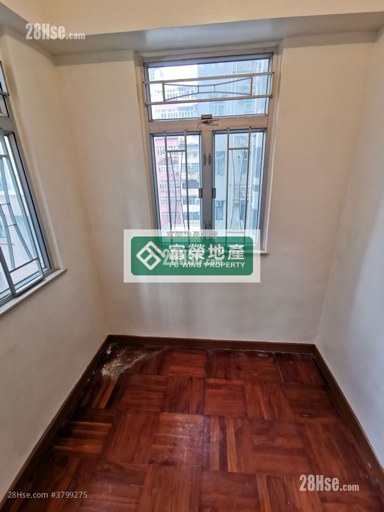 Tak Bo Building Sell 2 Bedrooms , 1 Bathroom 389 ft²