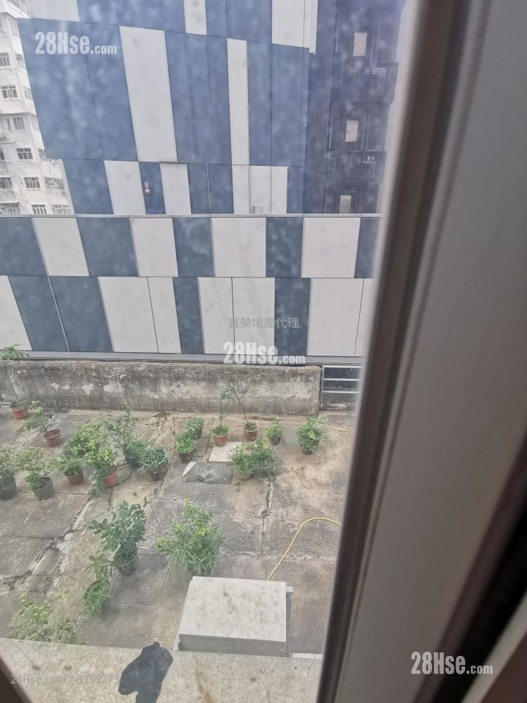 Tak Bo Building Sell 2 Bedrooms , 1 Bathroom 389 ft²