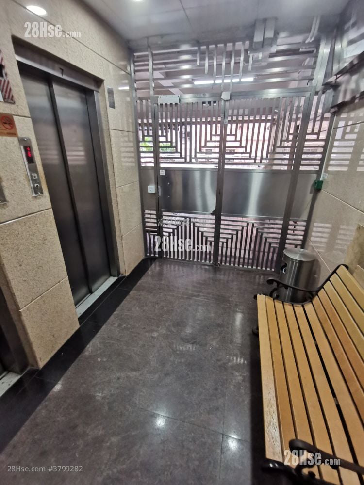 Tak Bo Building Sell 2 Bedrooms , 1 Bathroom 407 ft²