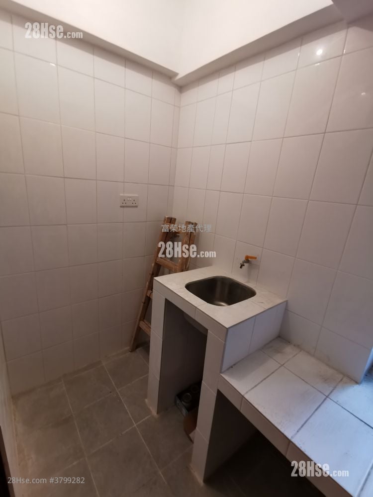 Tak Bo Building Sell 2 Bedrooms , 1 Bathroom 407 ft²