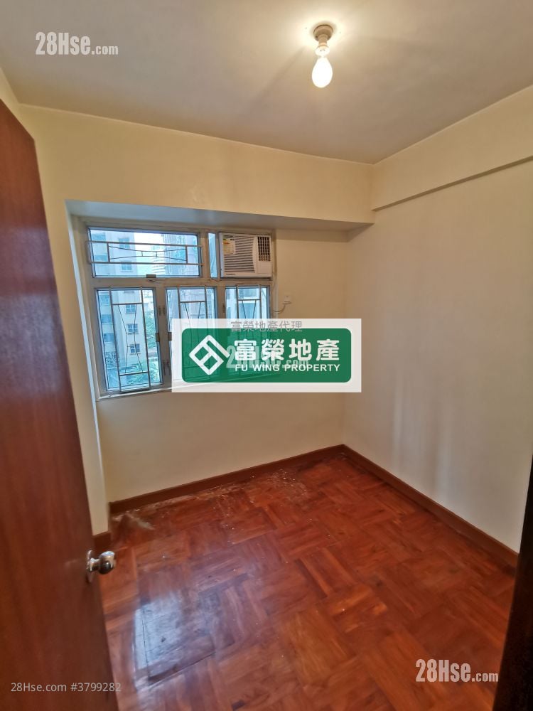 Tak Bo Building Sell 2 Bedrooms , 1 Bathroom 407 ft²