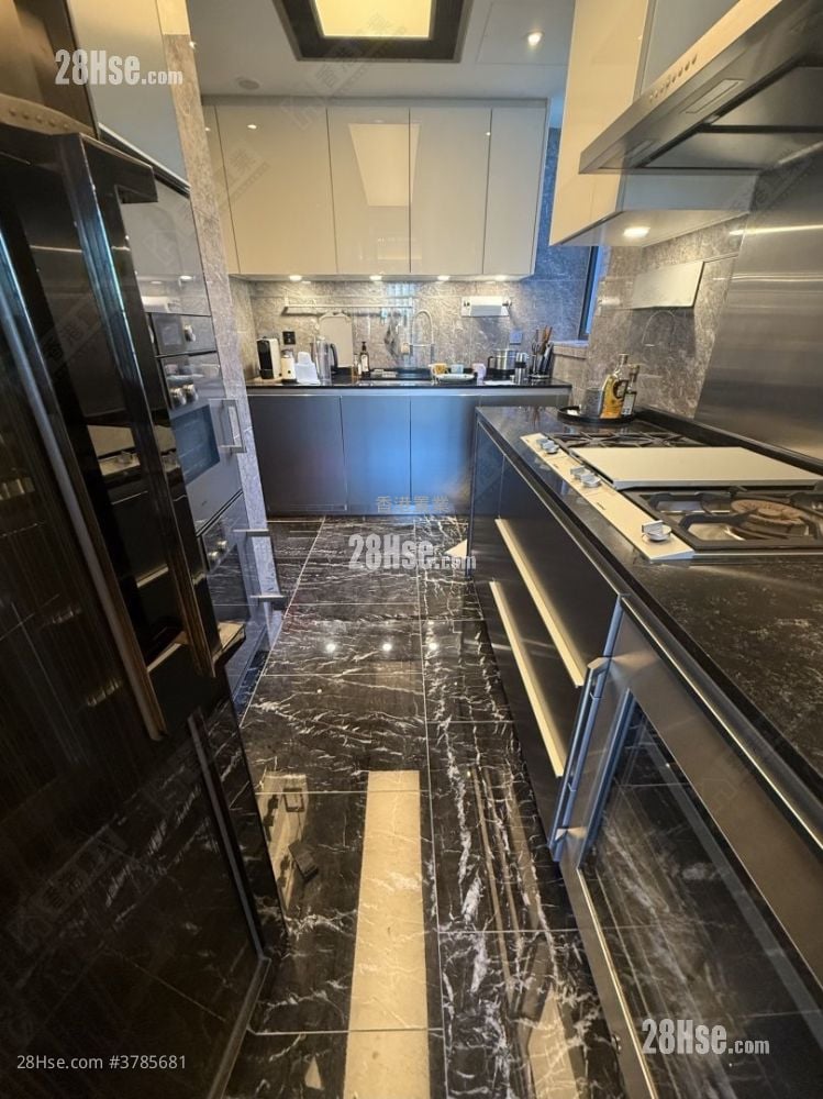 Ultima Rental 4 Bedrooms , 4 Bathrooms 1,311 ft²