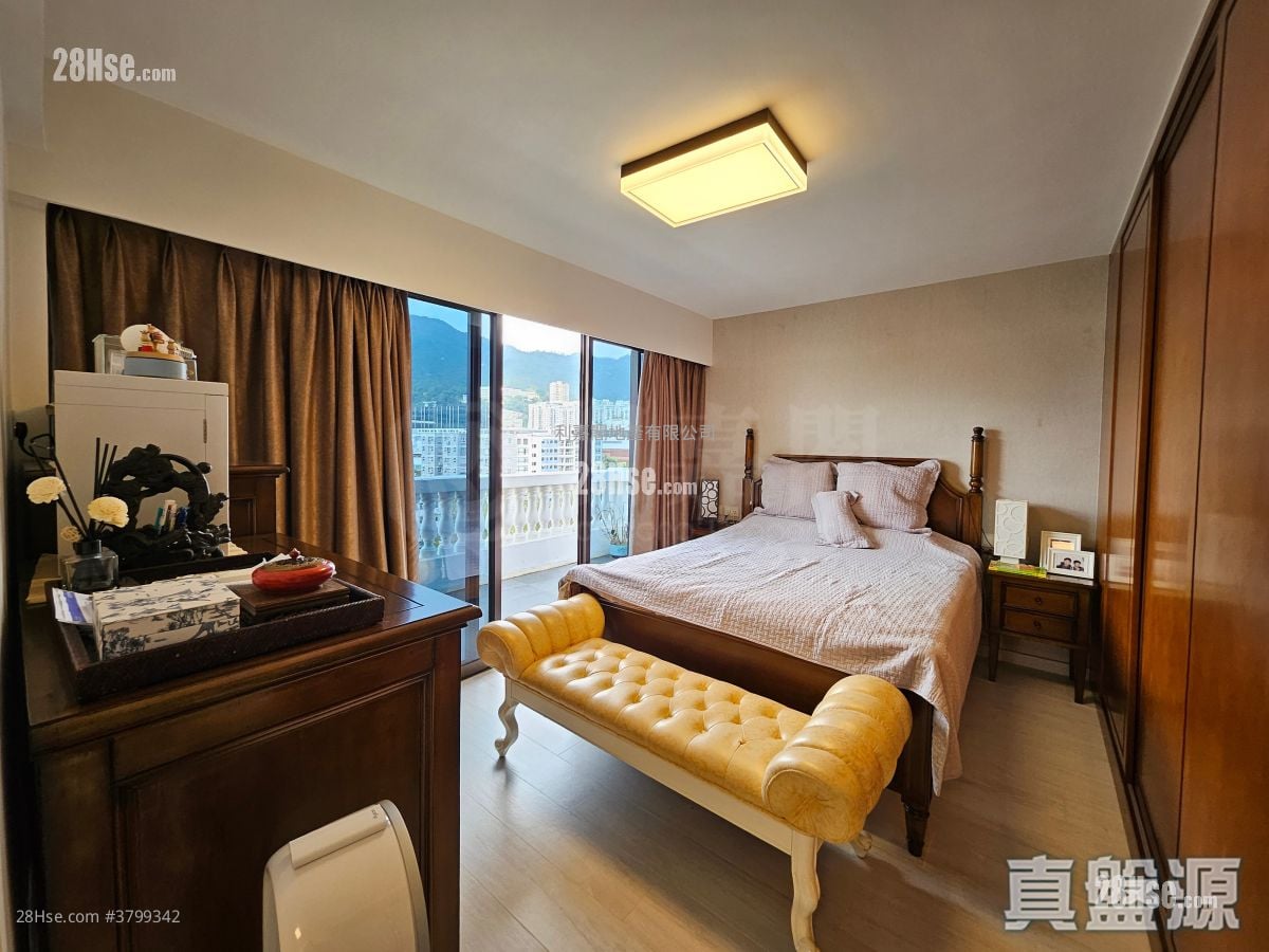 Parc Oasis Rental 1,311 ft²