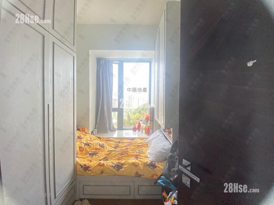 Ultima Sell 1,066 ft²