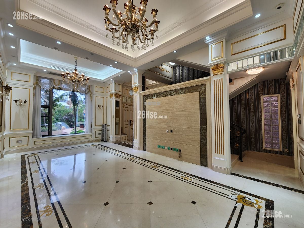 living room: Double Haven Sell 4 Bedrooms , 5+ Bathrooms 2,250 ft²