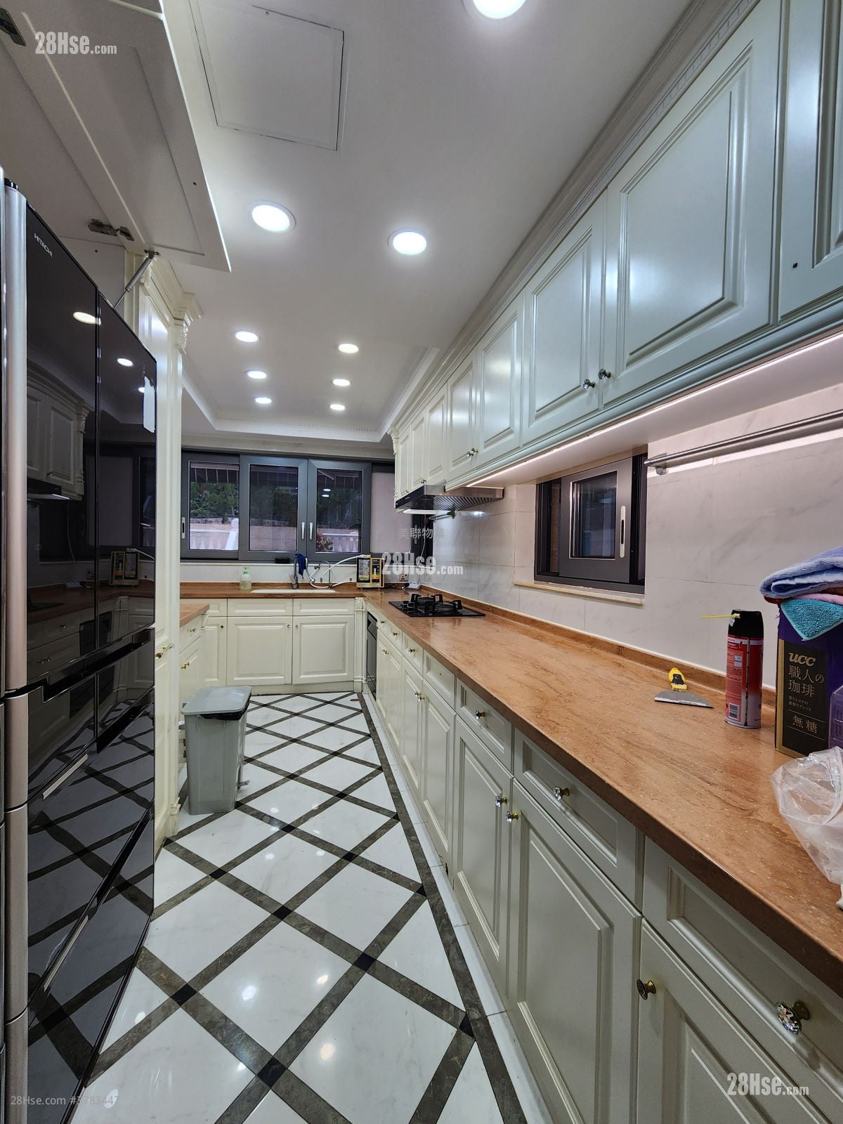 kitchen: Double Haven Sell 4 Bedrooms , 5+ Bathrooms 2,250 ft²