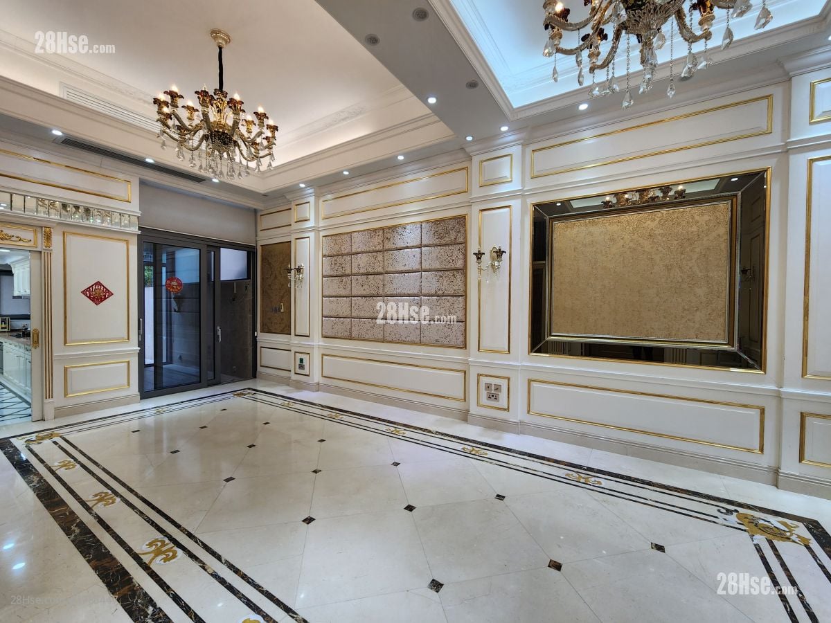 living room: Double Haven Sell 4 Bedrooms , 5+ Bathrooms 2,250 ft²