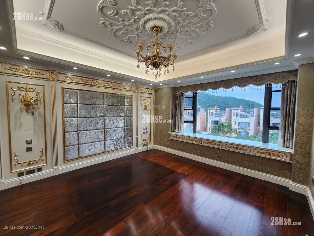master room: Double Haven Sell 4 Bedrooms , 5+ Bathrooms 2,250 ft²