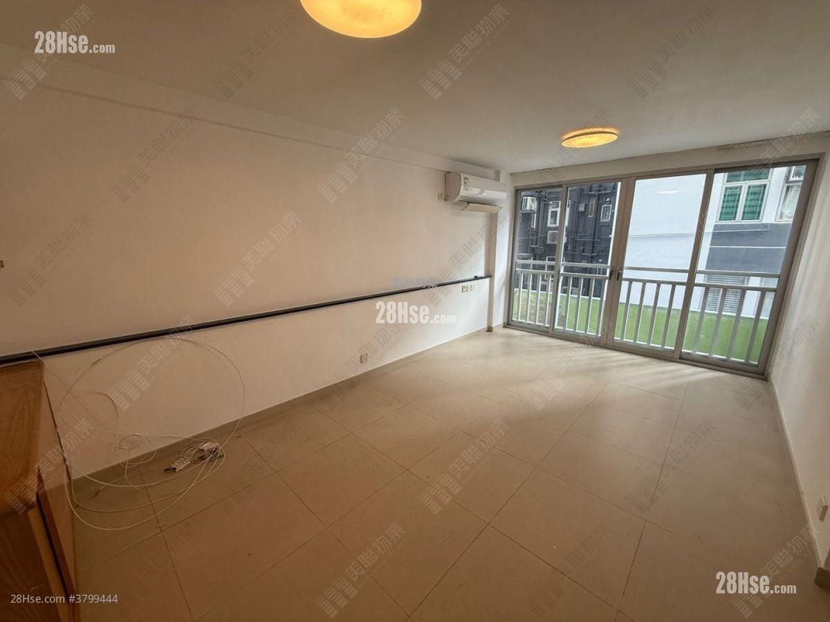 光辉园 售盘 3 房 702 平方尺