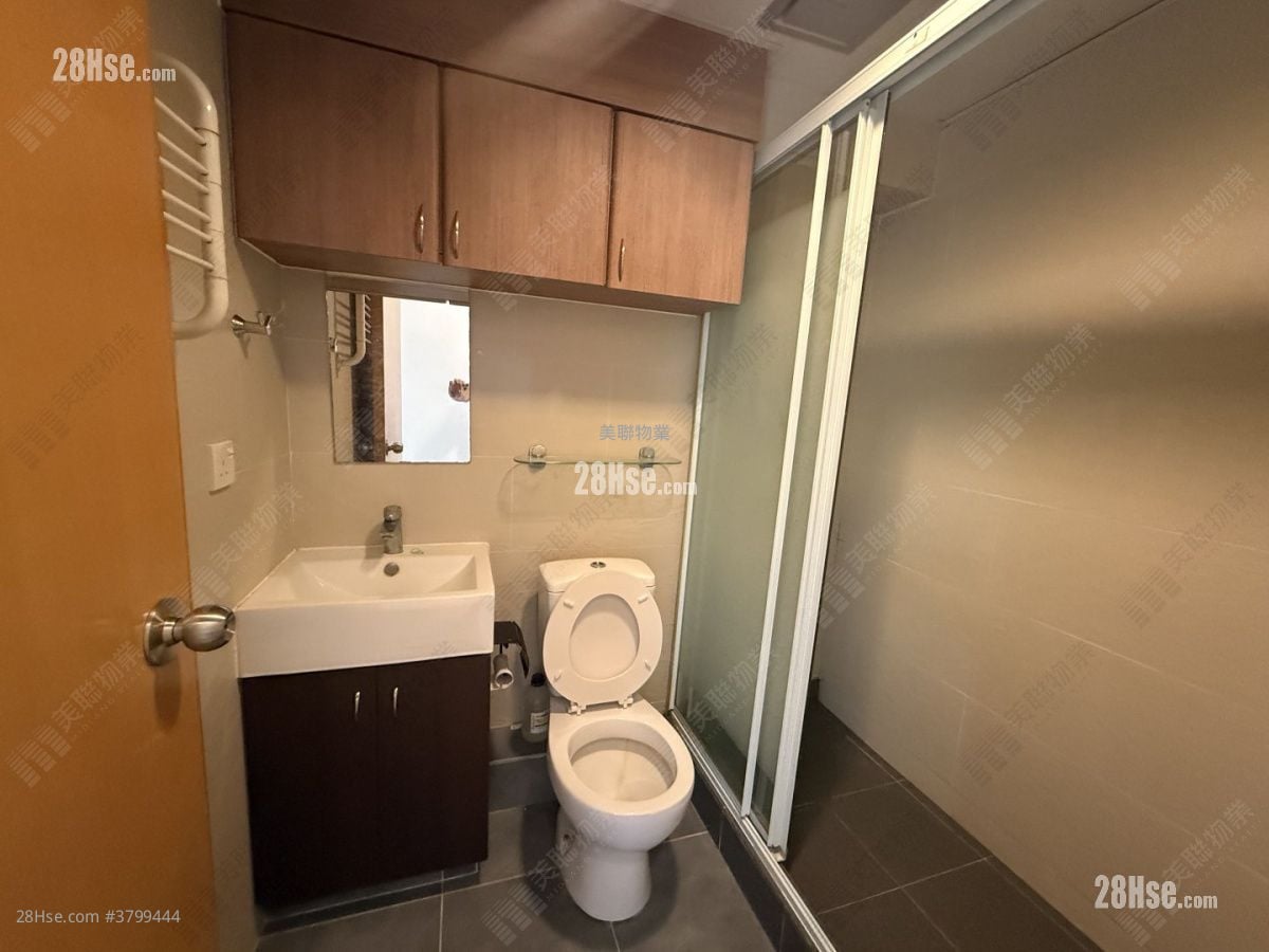 光辉园 售盘 3 房 702 平方尺