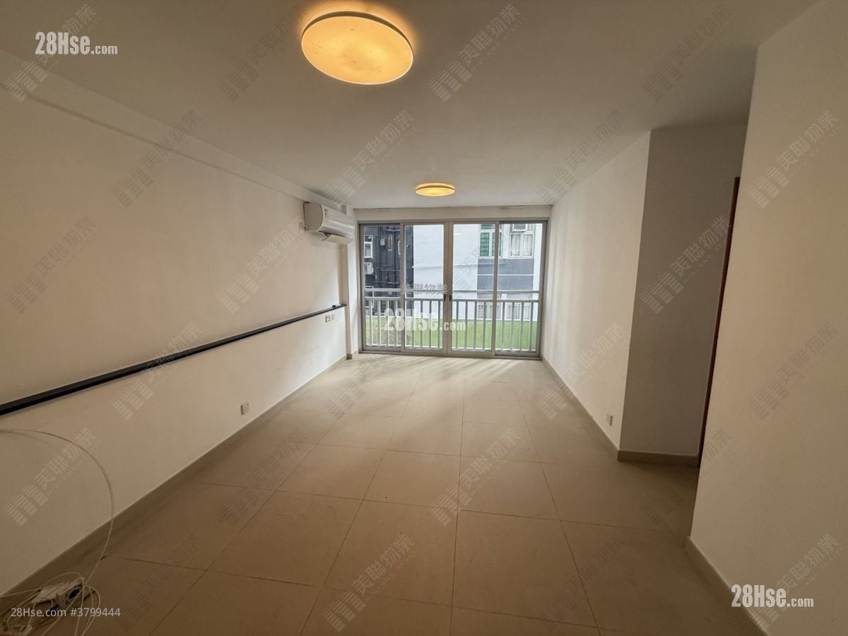 光辉园 售盘 3 房 702 平方尺