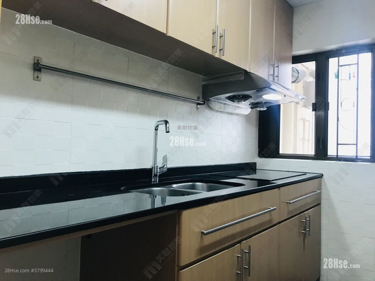 光辉园 售盘 3 房 702 平方尺